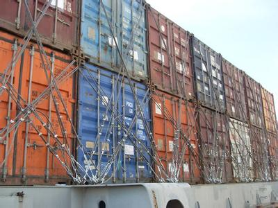 22层楼高的海运集装箱船风浪中高耸不倒是什么原因？