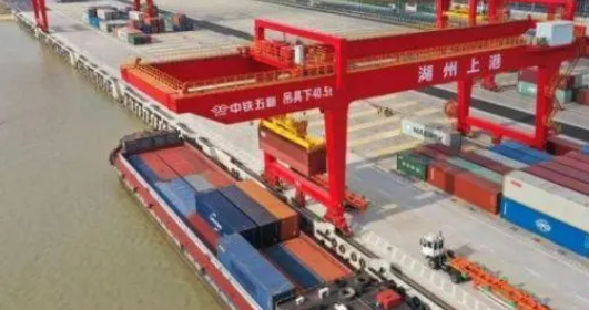 今年1—6月湖州港实现内河水运集装箱吞吐量39.8万标箱