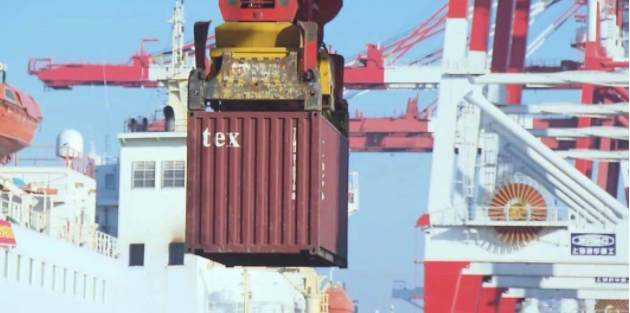 营口港初次使用电动集装箱卡车