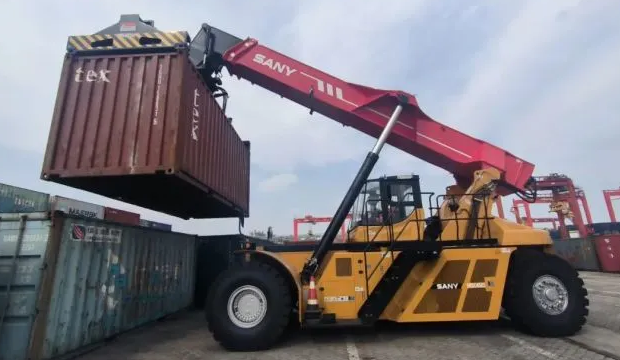 港口船埠堆场常见搬运集装箱的设备有哪些？