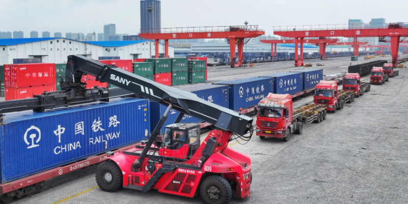 云南昆明至营口鲅鱼圈首劣装一单造”多式联运班列鸣笛启程