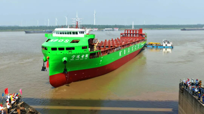 汗青性突破！全球最大万吨级纯电动智能海船，成功下水